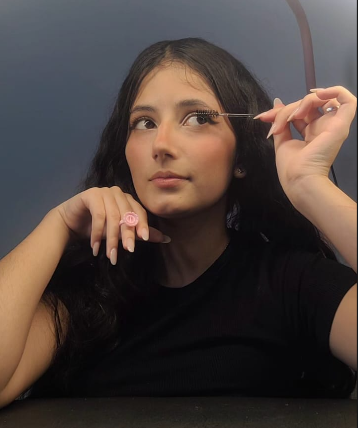 Vitória Lash Designer em atendimento